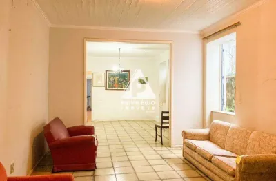 Magnífica casa de 4 quartos na gávea, com varanda e vaga para carros. fica em rua com cancela, junto ao shopping da gávea.
