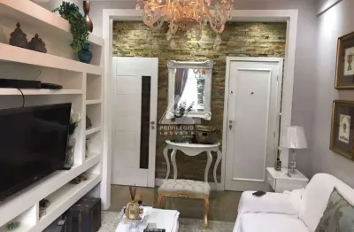 Excelente apartamento reformado de 2 quartos no coração do leblon
