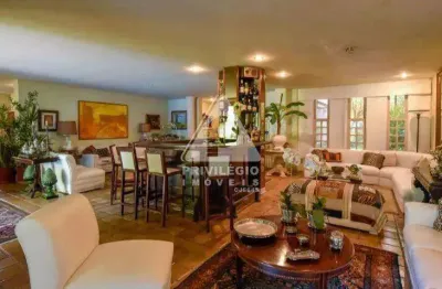 Casa espaçosa com 700 m² em rua nobre da gávea – luxo e conforto