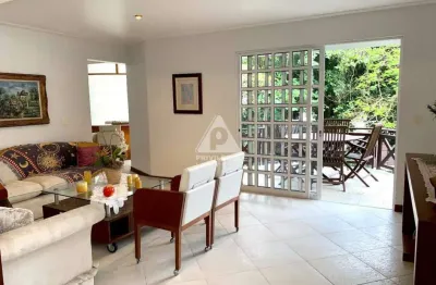 Casa clássica à venda em são conrado – 4 suítes, rua privativa e vista verde