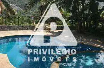 Ampla casa à venda na rua caio mário – 6 quartos, piscina e espaço de lazer