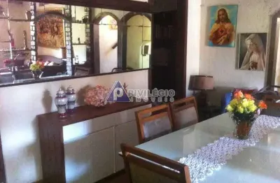 Privilégio imóveis vende: excelente casa de rua triplex na gávea