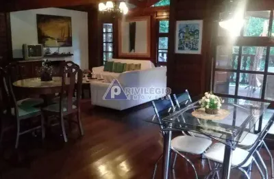 Casa à venda na gávea – 4 quartos, 3 suítes, condomínio na floresta da tijuca