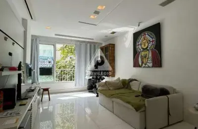 Apartamento reformado 2 quartos, suíte, 1 vaga, a uma quadra da praia em ipanema