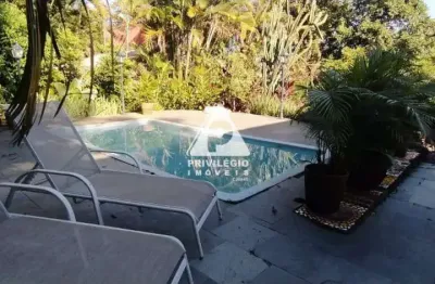 Casa em condomínio com piscina, 3 quartos e 2 vagas na gávea – rj