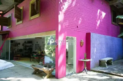Casa de condomínio à venda em são conrado – 4 quartos, deck com cachoeira e segurança 24h
