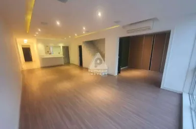 Luxuosa cobertura triplex na quadra da praia – 5 suítes e vista mar