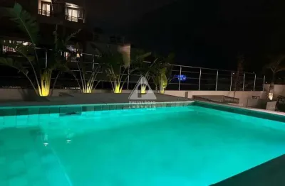 Exclusiva cobertura com piscina, vista mar e 4 suítes