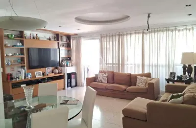 Leblon | 2 quartos, 2 vagas e varanda | a 1 quadra da praia!