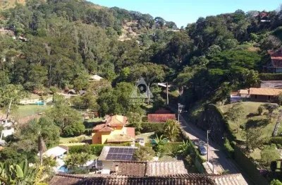 Luxuosa casa triplex em condomínio com infraestrutura completa em itaipava!