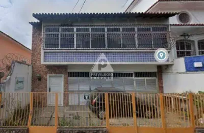 Casa duplex com 4 quartos e salão para uso comercial e residencial com 416 m² e 2 vagas.