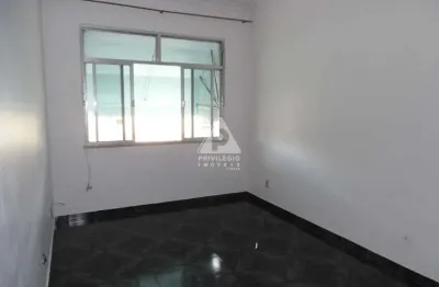 Apartamento de 72m², sala arejada ,2 quartos, copa cozinha, banheiro social e de empregad, e ampla área de serviço.