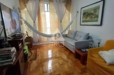 Excelente apartamento de dois quartos amplos repletos de armários embutidos