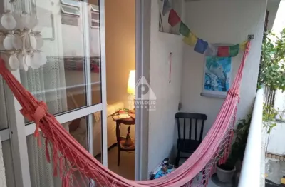 Excelente apartamento de dois quartos com varanda em laranjeiras