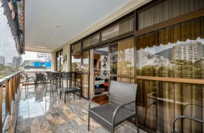 Lindo apartamento com varandão em rua tranquila nas laranjeiras