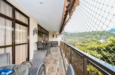 Lindo apartamento com varandão em rua tranquila nas laranjeiras