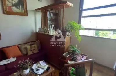 Excelente apartamento no flamengo com três quartos sendo uma suíte