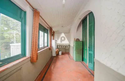 Incrível casa em santa teresa. perto ao largo dos guimarães.