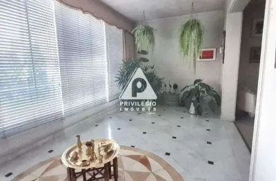 Excelente apartamento de 4 quartos, 1 suíte, 2 banheiros, 1 vaga, andar alto com vista na pr. do flamengo.