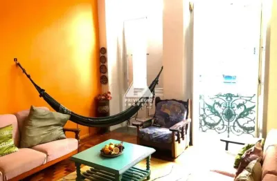 Casa triplex com 10 quartos, hotel/hostel, colado ao metrô da glória