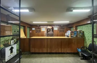 Loja de rua com 119m², 2 pavimentos, e vaga de garagem no catete
