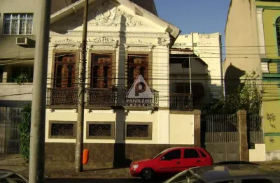 Casa de rua com 4 quartos, 1 súite, 3 banheiros com 4 vagas e área externa a venda em laranjeiras.