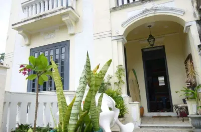 Casa com fachada histórica, 8 quartos com área externa em santa teresa - rio de janeiro