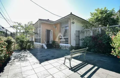 Casa 4 quartos, 1 suite, 2 banheiros, piscina, salão de festas, 6 vagas santa teresa.