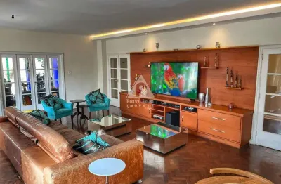 Apartamento composto por 3 salas, 4 quartos com 2 suites de frente com vaga no flamengo