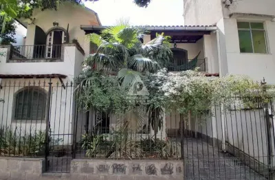 Casa duplex [tipo urca] com 165m² - com 4 quartos (todos com varanda); 2 suite; vaga.