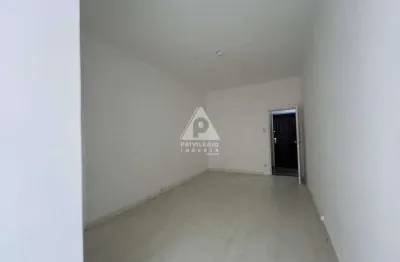 Amplo apartamento na glória, ambiente familiar, 2 quartos com dependência completa e portaria 24 horas