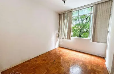 Quarto e sala rua silenciosa e arborizada no catete