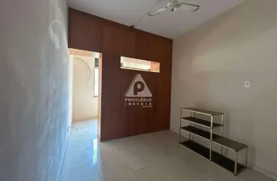 Conjugado reformado na gloria, dividido em dois ambientes, prédio familiar