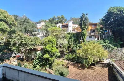 Apartamento no cosme velho de 3 quartos, 2 suítes, varanda, 2 vagas na escritura e infraestrutura no prédio