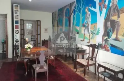 Apartamento de 288 m², 3 quartos, sala ampla e 2 vagas de garagem