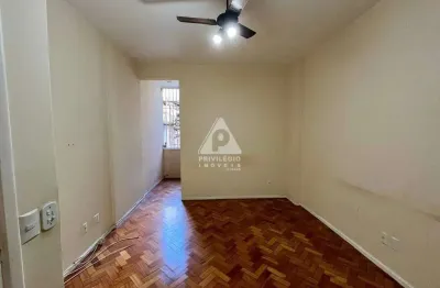 Apartamento à venda, quarto e sala com dependência completa na quadra da praia, flamengo/rj