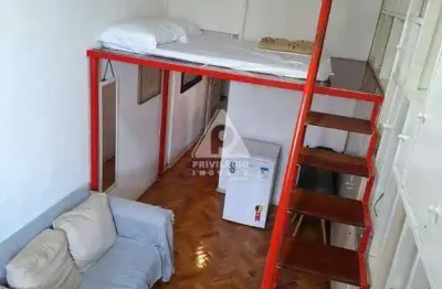 Conjugado tipo studio na glória próximo ao metrô estação com mezanino. de frente, vista livre. banheiro com banheira e espaço para máquina de lavar.