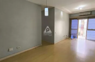 Apartamento reformado de 2 quartos com suíte, varanda e vaga na glória