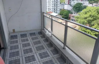 Varanda, 2 quartos, dependências completas. 1 vaga na escritura