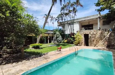 Casa exclusiva à venda entre Santa Teresa e Laranjeiras, com 374m² com 5 quartos, piscina e churrasqueira