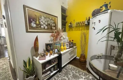 Kitinet com saleta e quarto, pronto pra morar, no coração do Catete