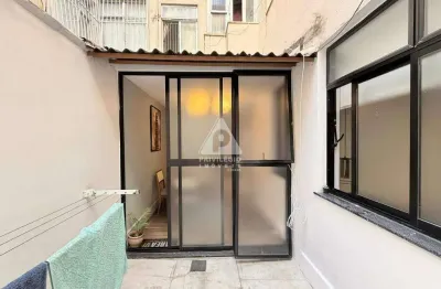 Quarto e Sala com área externa REFORMADO - Quadra da praia do Flamengo - Vaga na convenção-Portaria 24hrs