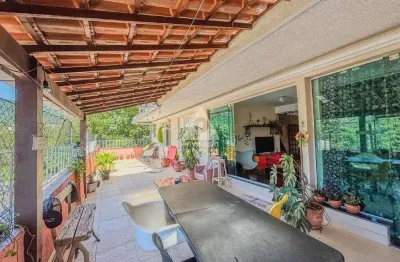 Apartamento com varanda e área externa , 3 quartos sendo 1 suíte com vaga! Vista cristo