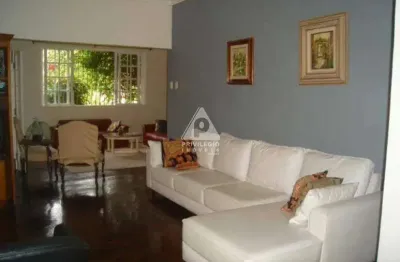 Casa com varanda, 6 quartos e 3 vagas de garagem, em santa teresa
