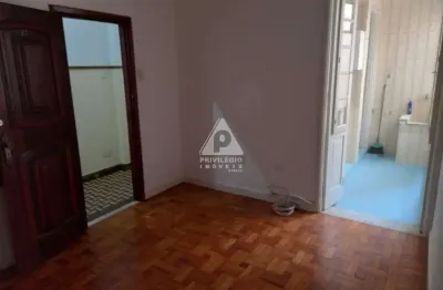 Apto composto de: sala. 2 qtos. suite. armários. cozinha. área. vazio.