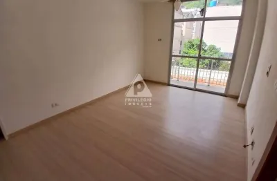 Conforto e lazer no riachuelo: apartamento reformado com varanda e vista livre!