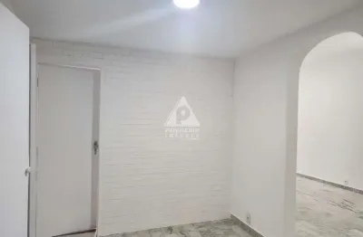 Vilégio imóveis vende espaçoso apartamento na tijuca, de 120m², 3 quartos, sendo 1 suíte e vaga de garagem