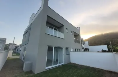 Sobrado geminado averbado com 1 suíte mais 2 quartos à venda na praia de ubatuba em são francisco do sul