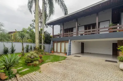 Sobrado com 1 suíte mais 3 quartos à venda no bairro saguaçu