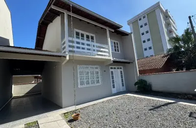 Sobrado com 1 suíte mais 2 quartos à venda no bairro costa e silva